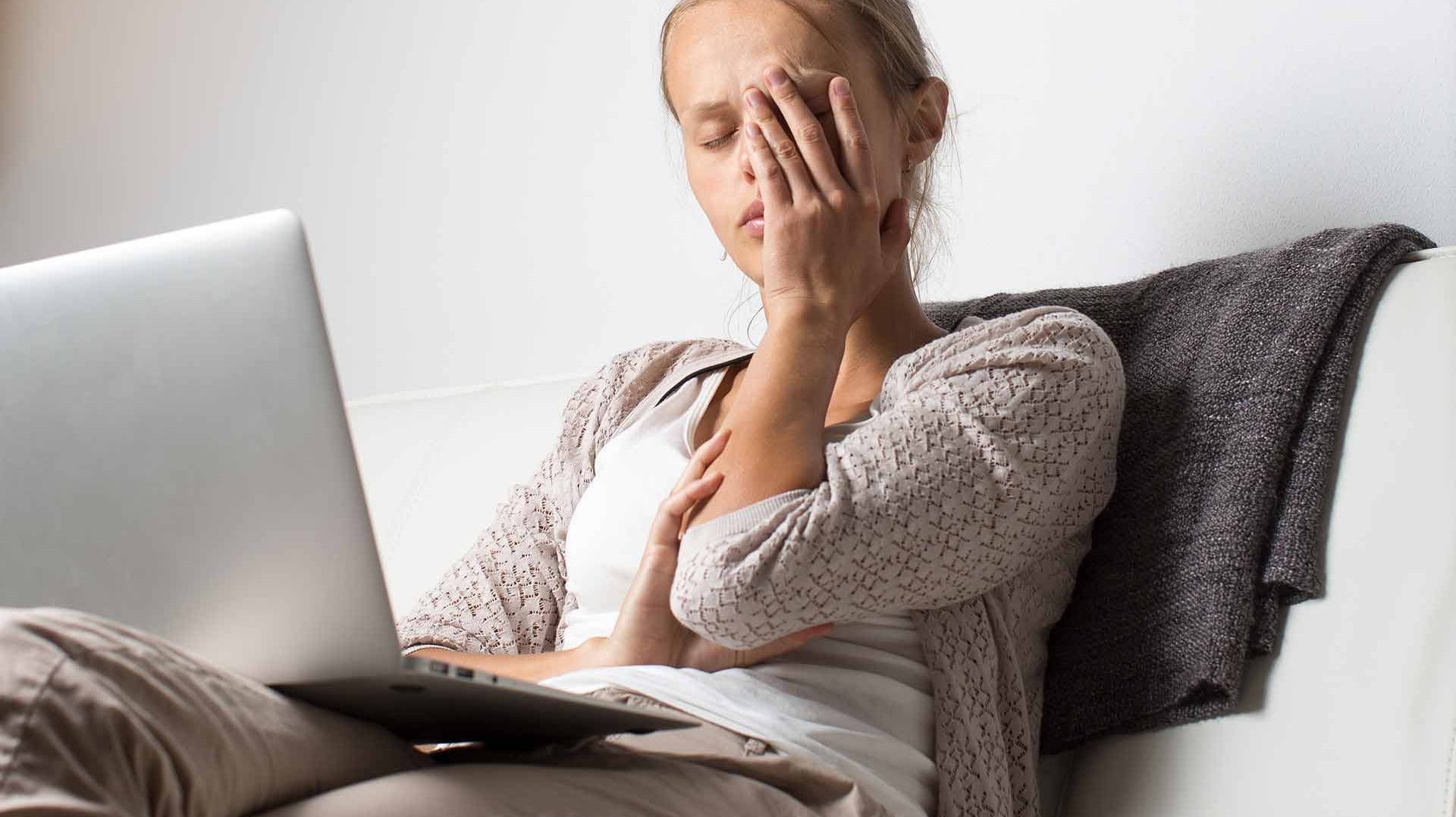 Stress visivo? indossa gli occhiali per computer riposanti