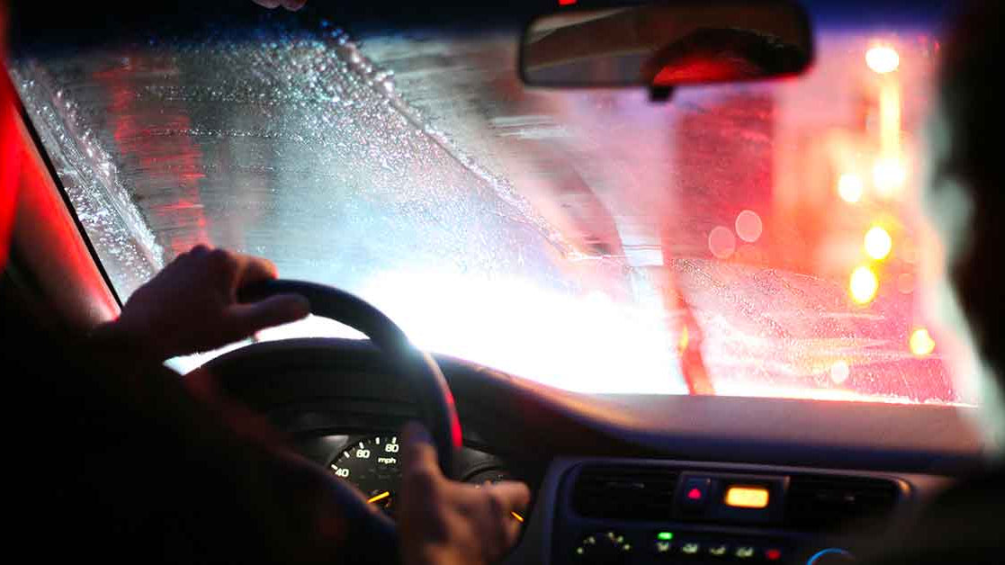 Guidare di notte: ecco come ridurre i riflessi
