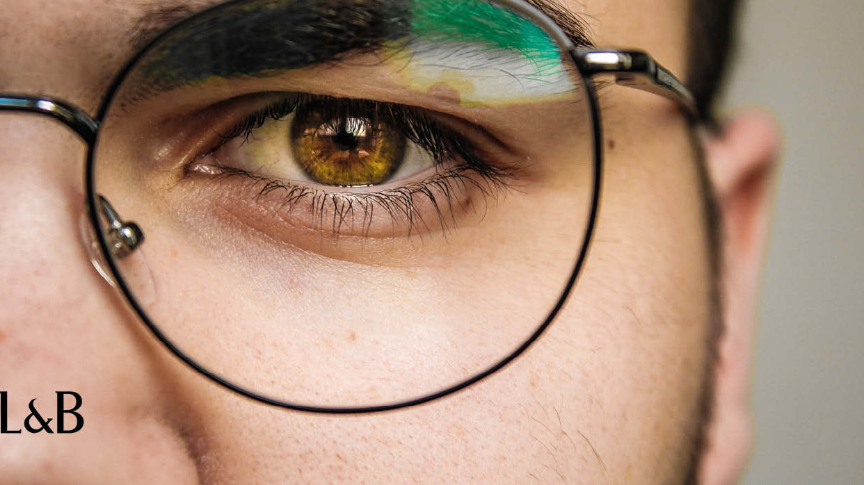 Lenti ultrasottili per miopia elevata: Dite addio ai fondi di bottiglia