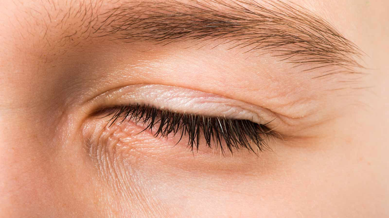 Tremolio all'occhio: perché viene e come farlo smettere