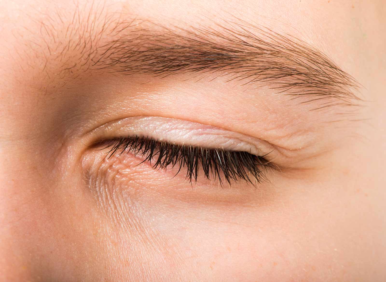 Tremolio all'occhio: perché viene e come farlo smettere